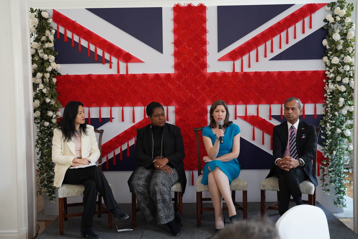 UNinChina's tweet photo. For #IWD2022, @UNinChina 🇺🇳🇨🇳 Resident Coordinator @sidchat1 joins @UKinChina 🇬🇧🇨🇳+ @britchamchina session: “Breaking the cycle of bias in decision making”.

Panellists discuss how individuals &amp; workplaces can take action to level the playing field for women. https://t.co/OqhmqFVjFd
