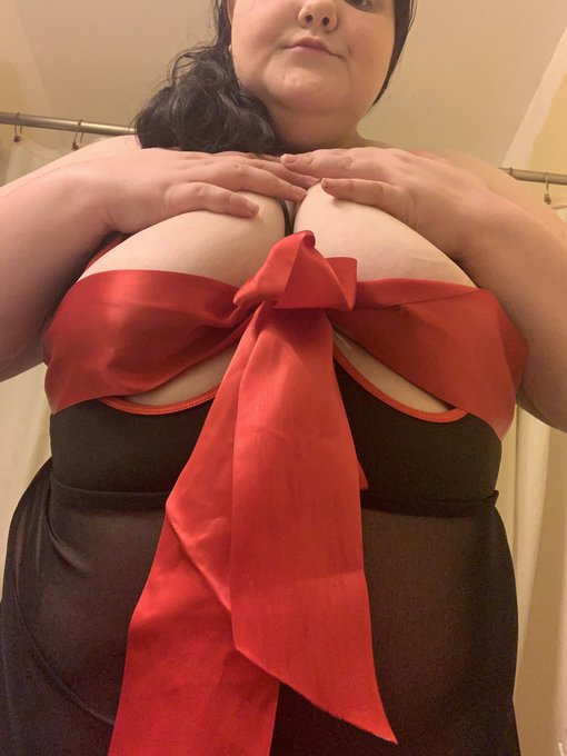 Can I be someone&rsquo;s naughty gift? https://t.co/L1uBegqsrK