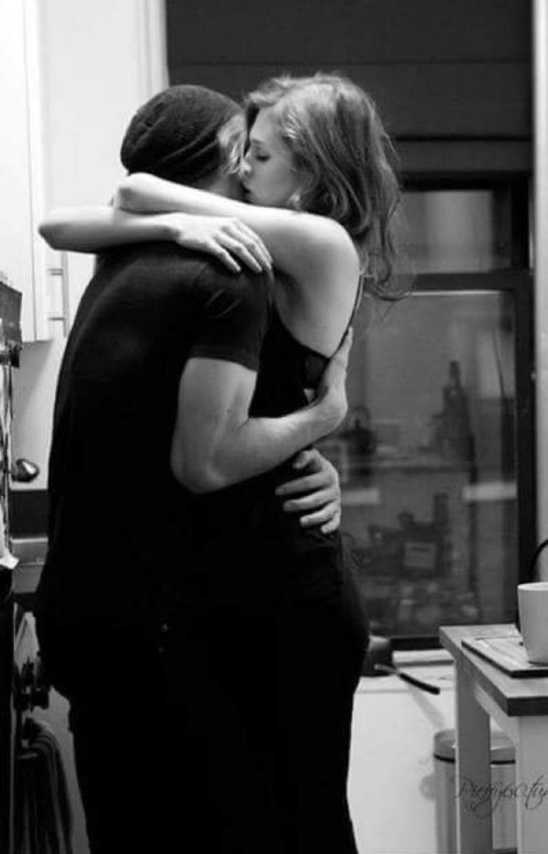 أحبك …… فوقَ مايشعرون
وفوق النوايا وفوق الظنون 
أعيشُكَ حُـلْمٌ لحـدَّ الجنون
ولا أعْــرِفُ .. حُــدودَ مَــداه

#نبض🦋