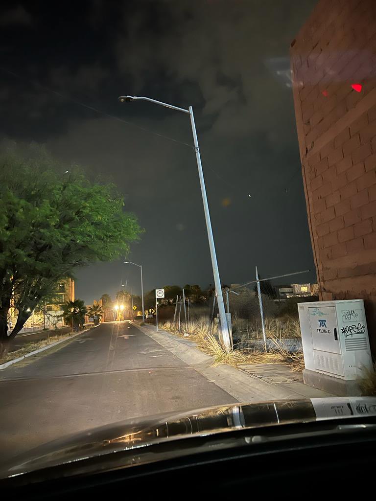jimvi01's tweet photo. @spublicosqro @LuisBNava @CFE_Contigo @qromunicipio @arco_piedra 
Solicitamos que la calle Blvd Arco de Piedra  tenga servicio de alumbrado público todas las noches , llevamos años con este tema. Las luminarias están. 
¡Por favor ! 
#derechoalumbradopublico
#Seguridad https://t.co/WK8Is3dZWm