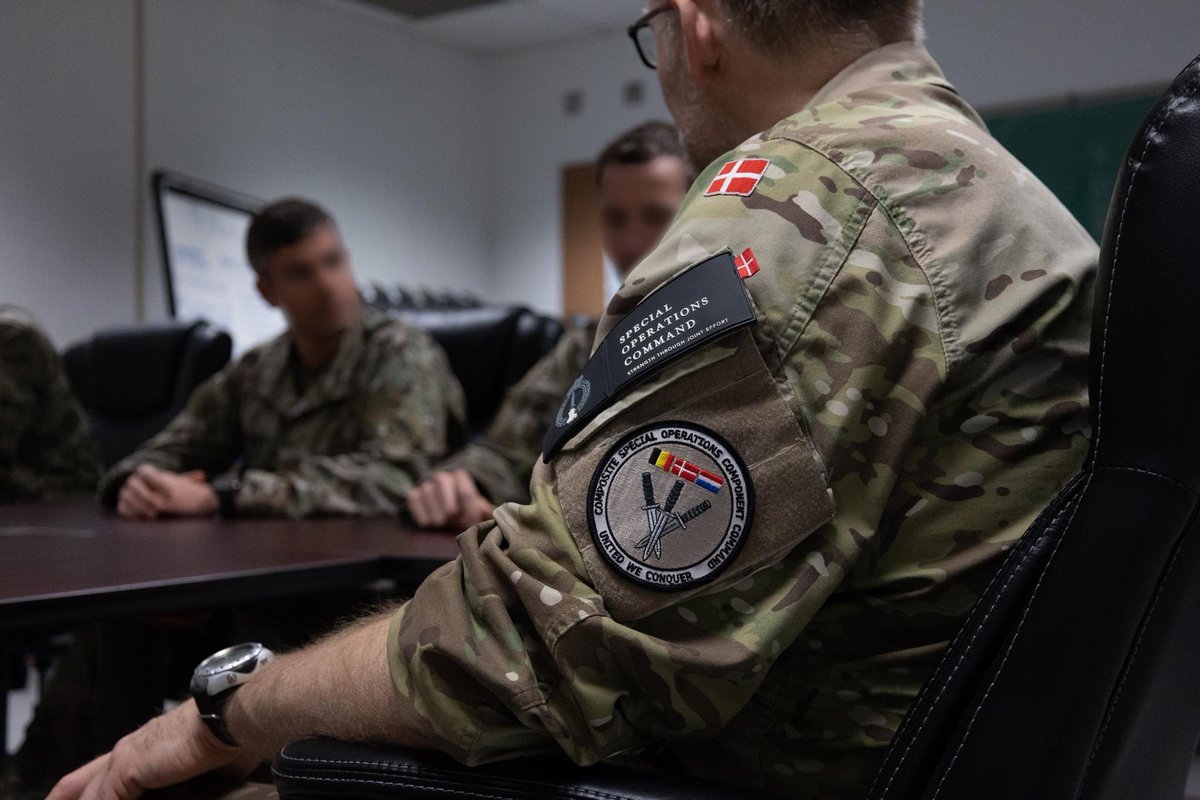 socnorth's tweet photo. U.S. and Danish #SpecialForces discuss training opportunities during #AE22, a U.S. Northern Command recurring exercise in Alaska, improving interoperability with allies in the extreme cold. #SOCNORTH #10thSFG #ALCOM #GreenBerets #SOF #ArcticSecurity #USNORTHCOM #BeyondTheWatch https://t.co/YxMZsxLdeC