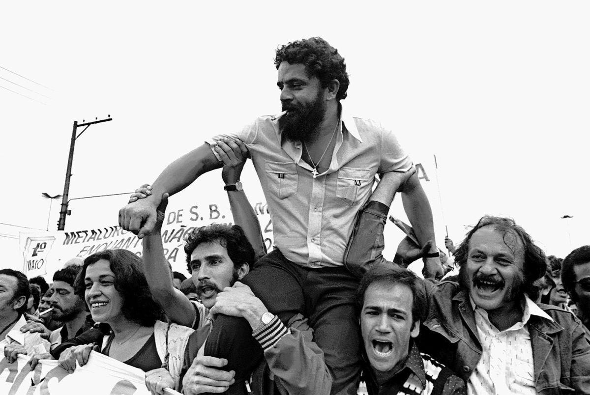 Nascido no interior de Pernambuco, foi pra São Paulo num pau de arara. Metalúrgico e primeiro presidente de origem operaria do Brasil, governou para os ricos e para os pobres, restaurando a dignidade dessa nação.

Nesse dia da mulher, gostaria de homenagear o presidente Lula