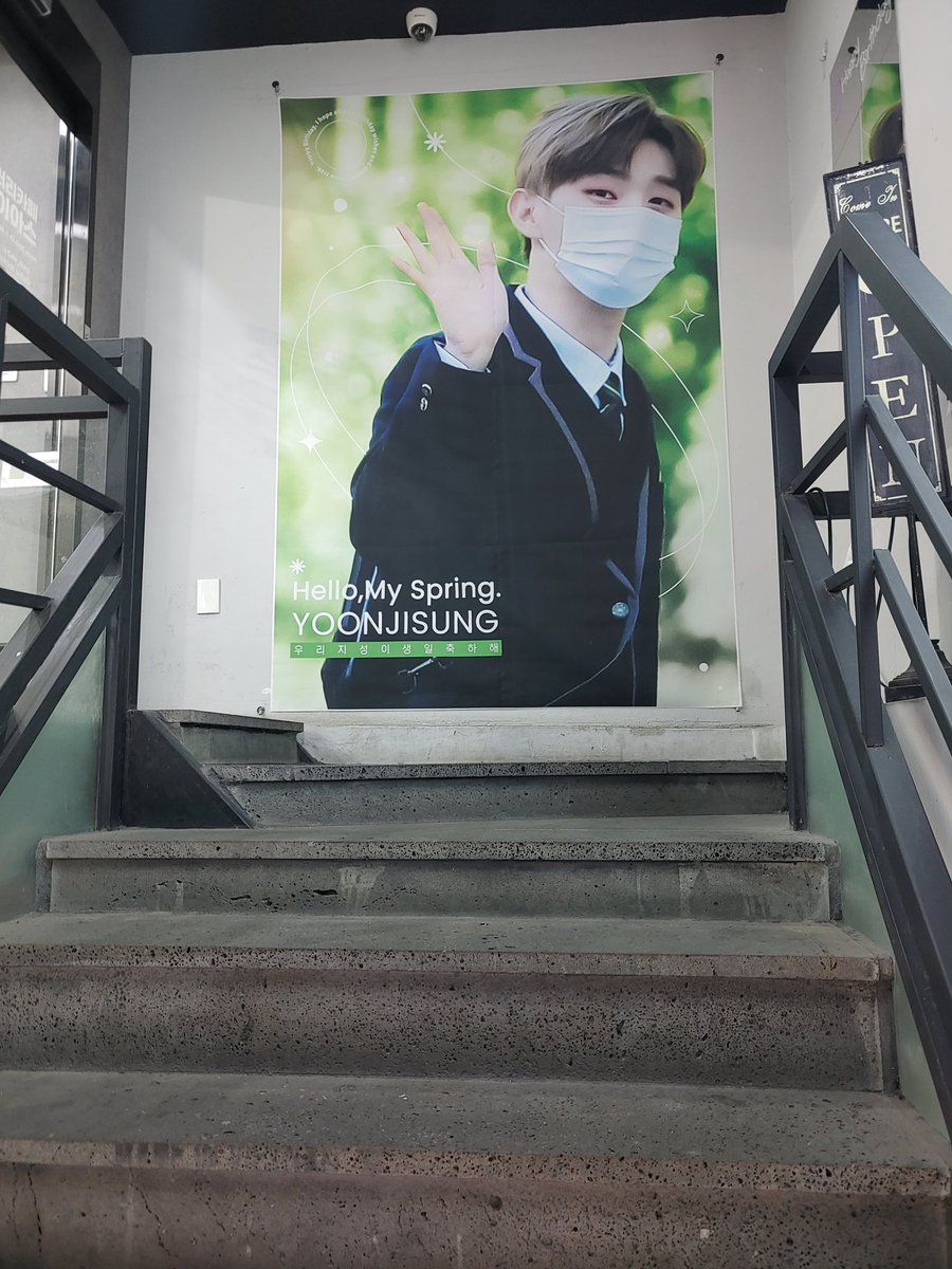 3NYpark's tweet photo. 여섯번째 만남은 지성이 사진전시회 같았던 카페 바이아스🥰
말그대로 너무 예쁘고 멋있는 지성이 사진들이 가득한 카페였어요.
이곳은 지성이와 베로의 생일을 함께 축하하는 분위기가 가득한 공간이었습니다.
음료도 지성이와 베로가!!😘
#HBD_YJS
#hello_my_springday
#우리_지성이_생일축하해 https://t.co/xPYBikJ5XC