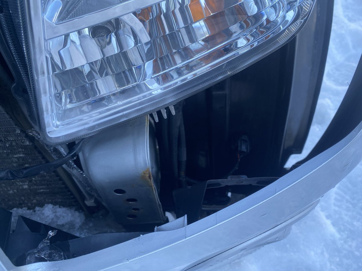 RNgarage_'s tweet photo. 今日は納車準備に取り掛かります✌️
不調気味だったフォグランプのバルブ交換です😁

これから在庫車どんどん増やしていきますのでいつでも連絡ください！！

#車売ります #車買います #拡散希望 #中古車 #格安 #北海道 #石狩 #札幌 #軽自動車 #販売 #買取 #RNgarage https://t.co/YiuwTJYRcC