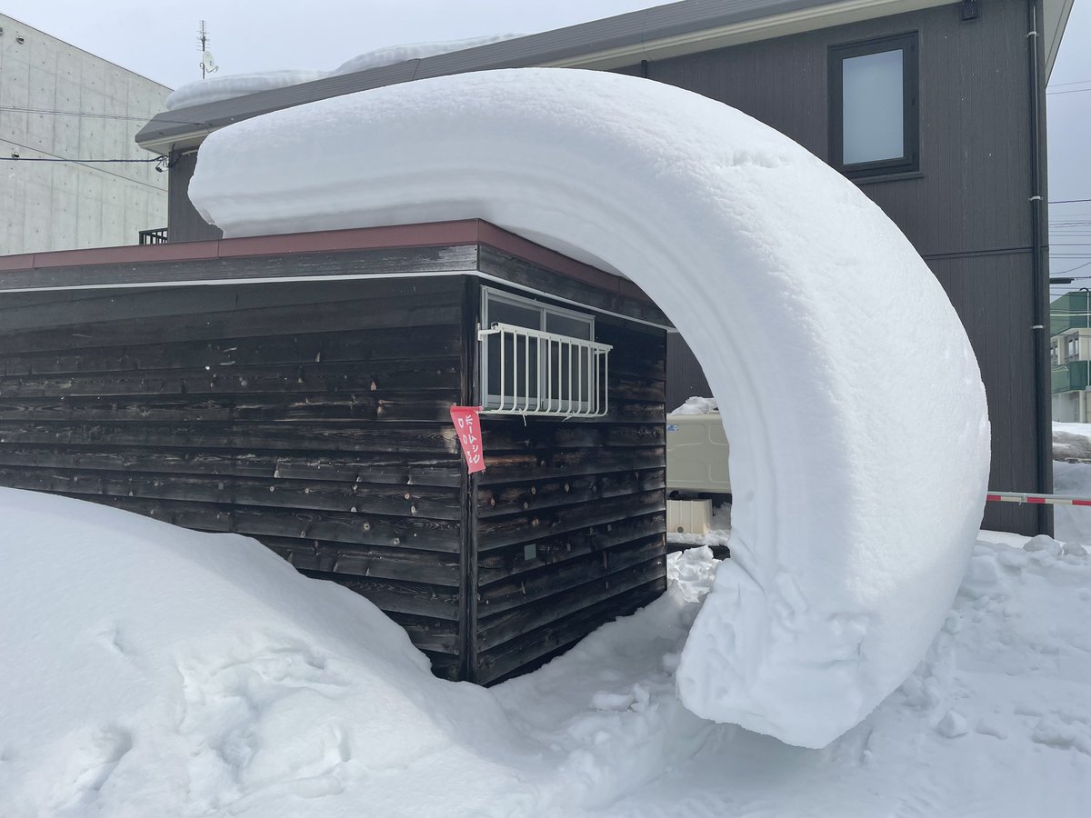 北国の屋根からせり出す雪庇 せっぴ Togetter
