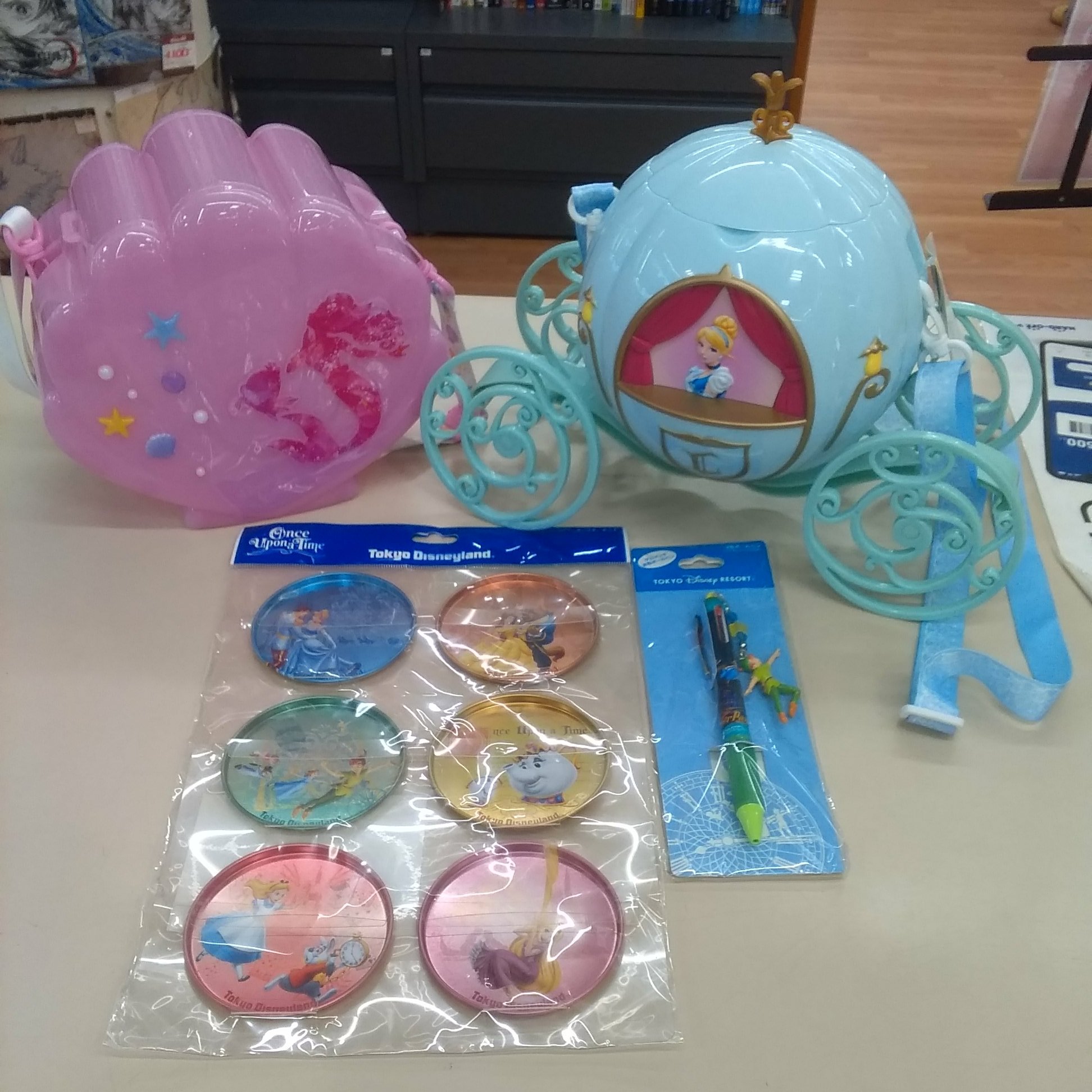 ホビーオフ君津店 Sur Twitter ディズニーリゾート ディズニーグッズ出しましたー アリエル シンデレラ のポップコーンバケット ピーター パン 3色ボールペンに コースターセットです T Co 6xwcuaqdrt Twitter