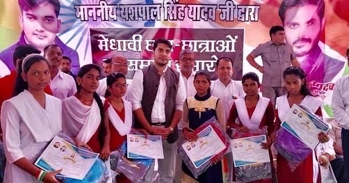 yashpal4all's tweet photo. महिलाओं के सम्मान, साहस, समानता, सुरक्षा एवं सशक्तिकरण को समर्पित 'अंतर्राष्ट्रीय महिला दिवस' की हार्दिक शुभकामनाएं एवं समस्त नारी शक्ति को नमन।🙏
#YashpalSinghYadav #Babina #womensday2022 https://t.co/YurUvcOlQA