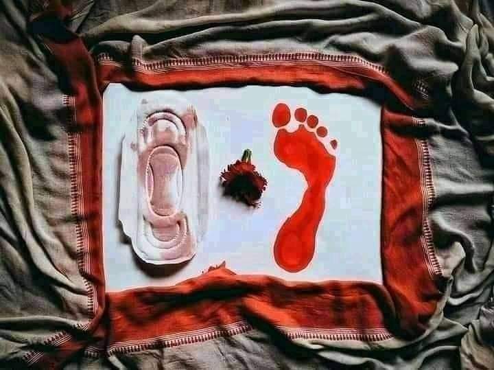 a_shvani's tweet photo. तिच्या एवढं सहणशील कोणी नसत ती एक आई एक बहीण एक जननी असते..

पुरुष जेवढं रक्त शरीरात घेऊन वावरतो तेवढं ती तिच्या चार यातनांच्या दिवसात वाया घालवते..
पूर्ण यातनांनी वेडावून ती कधी तिची एक आई कसल्याची कबुली देते तर कधी एक सहन सहणशील स्त्री असल्याची जाणीव करून देत असते.!!

#स्त्री https://t.co/DfcaltaWro