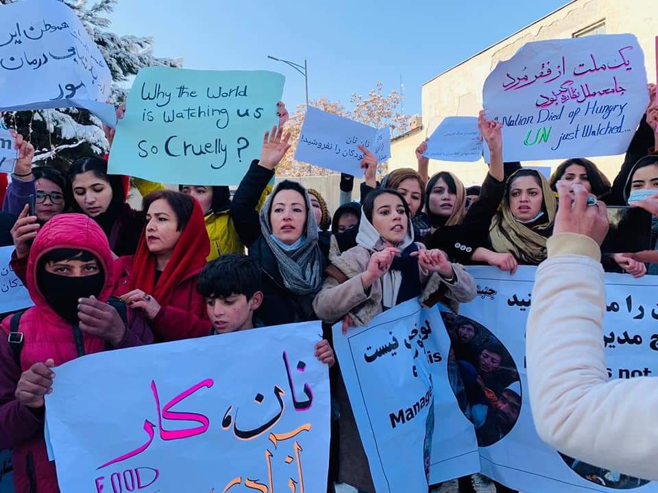 8 مارچ روز جهانی همبستگی زنان،  بر همه زنان آزاده و مبارز افغانستان مبارک باد.
بدون شک مبارزه زنان آگاه و دلیر افغانستان برای آزادی، عدالت و حقوق انسانی ملت در بند کشیده شده ی کشور ما،  با خط زرین ثبت تاریخ خواهد شد.