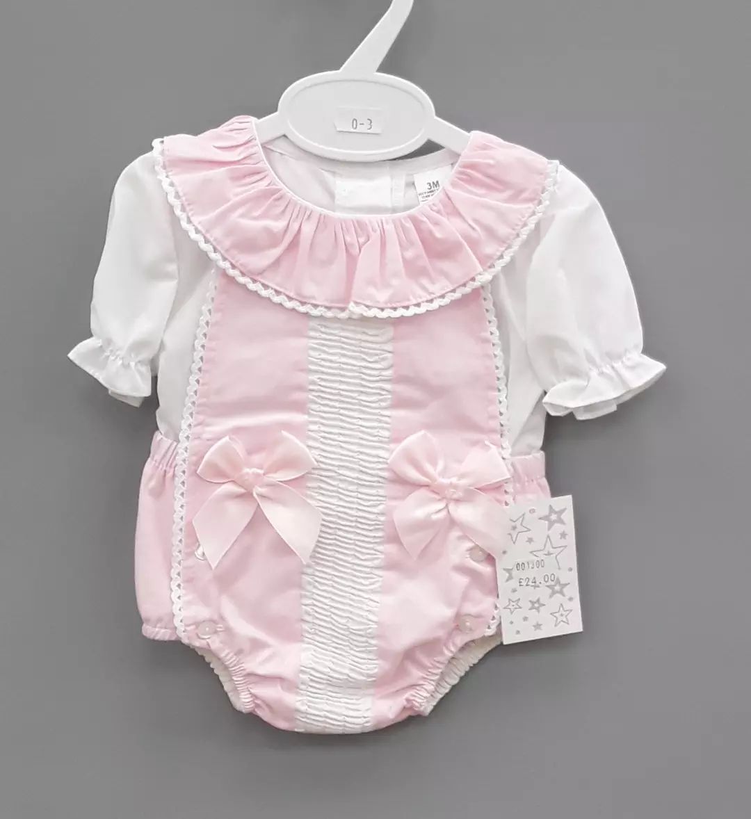 JuniorJungle's tweet photo. 💗 NEWNESS 💗
Girls pink &amp; white two piece romper set with bow detail 
£24.00
Sizes 0-3m,  3-6m,  6-12m,  12-18m &amp; 18-24m available in our Middlesborough store 🙂 https://t.co/WqubhHG5vb