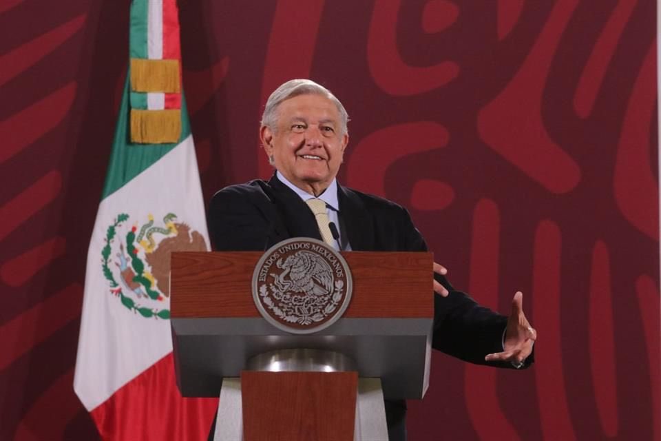 ProjectSparkle4's tweet photo. ¡Advierte AMLO posibles riegos de vacunar a menores de edad !
El Presidente Andrés Manuel López Obrador advierte algunos de los posibles efectos que podrían arriesgarse los menos con la vacunas anti COVID.@Reforma @ProjectSparkle4 https://t.co/rLkFbshzj9