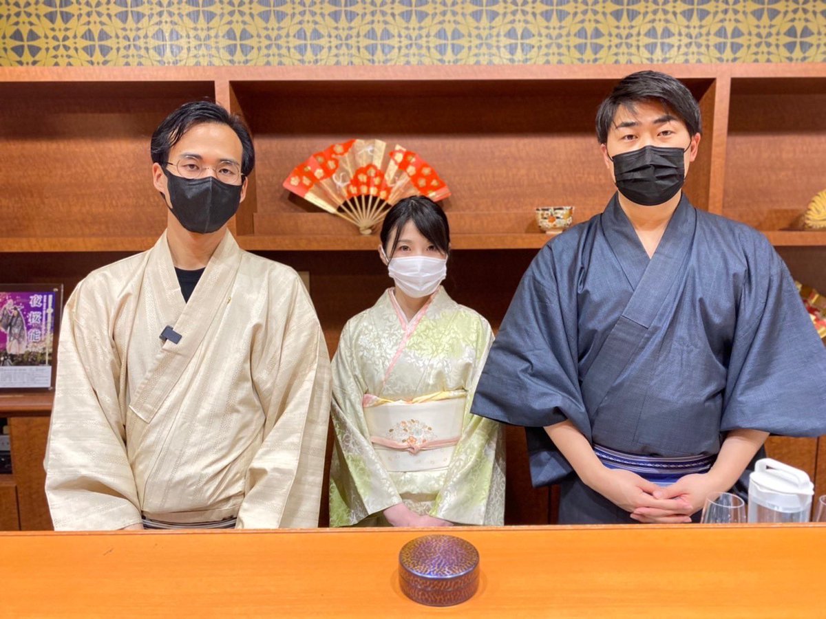 start_with71's tweet photo. 3月6日(日)
福岡の日本酒と
福岡の日本茶"八女茶"のコラボレーション。

ゲストは、
日本茶アーティストの"田代亮平"さんと福岡の利き酒師でお馴染みの"すぎたま"さん。

また今回は、”鷹の会”という能楽をされているお家の能楽堂に併設された喫茶”あしたか”さんにご協力いただきました。

#start_with https://t.co/QGXItMYGxd
