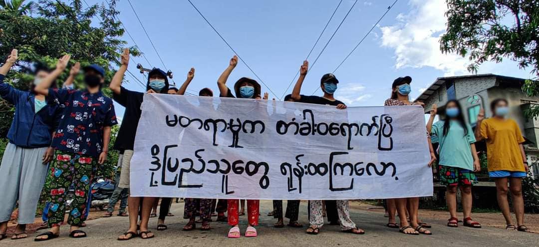 IrrawaddyNews's tweet photo. Young activists in Tanintharyi Region’s Launglon gathered on Tuesday morning to show their opposition to the military regime. 
(Photo: DDMSC) 
#WhatsHappeningInMyanmar https://t.co/CTqsGE4ZoM