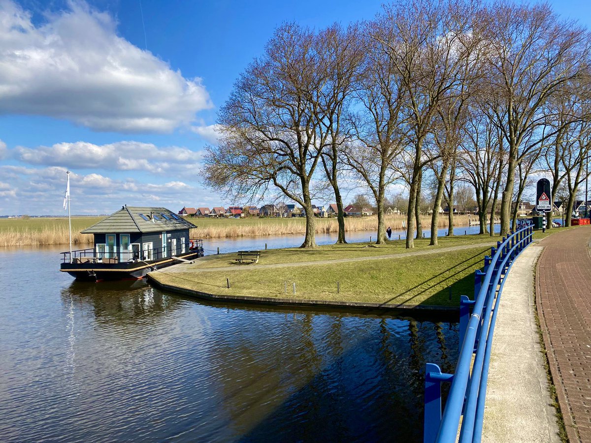 VaarHuis's tweet photo. It VaarHuis leit te plak! Wy binne hjoed en moarn te finen yn Sleat van 10.00 oant 17.00 oere. Sjogge wy dy straks?

#Thús #ThúsYnDFM #GR2022 #FNP #sleat @FNPDFM #sloten #vaarhuis https://t.co/gvzpQR3U9e