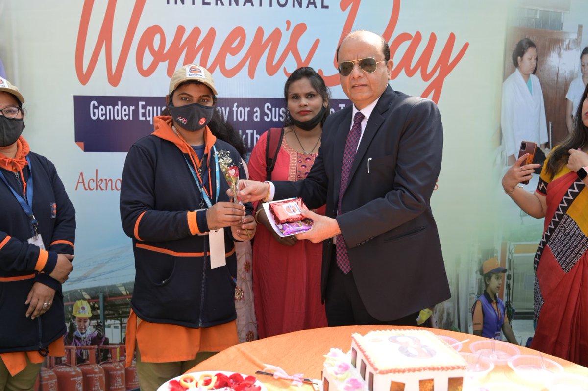 Women's day celebration by felicitation of lady CAs at COCO Jungpura by Sh Shyam Bohra ED&amp;SH DSO 🌹🎊 <a href="/IndianOilcl/">Indian Oil Corp Ltd</a> <a href="/Bohrashyam2/">Shyam Bohra</a> <a href="/VigyanKumar/">Vigyan Kumar</a> <a href="/ChairmanIOCL/">ChairmanIOC</a> <a href="/DirMktg_iocl/">Director (Marketing), IndianOil</a> <a href="/IOCRetail/">IndianOil PetrolPump</a>