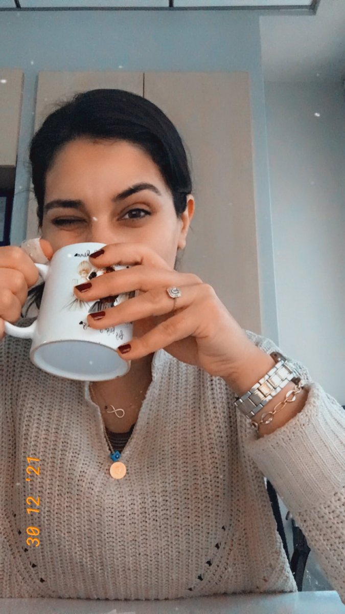 Kadın - Erkek eşit değildir; 
Kadın efsane bir şeydir!!! 😉💪🏻