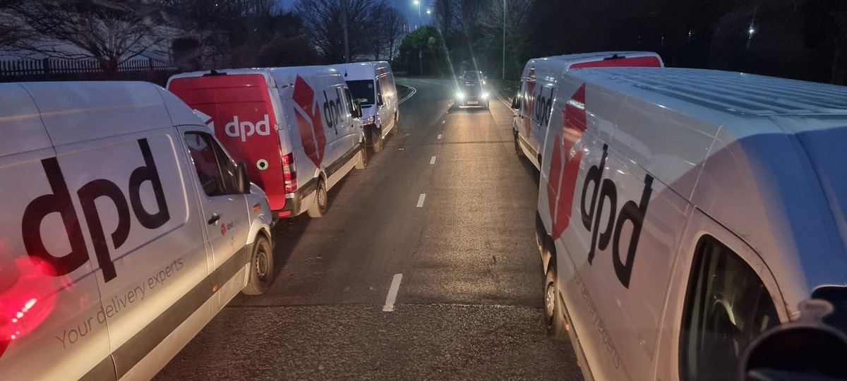 Fine parking by <a href="/DPDgroup_news/">DPDgroup</a> waiting on <a href="/gmpolice/">Greater Manchester Police</a> <a href="/gmptraffic/">GMP Traffic</a>  #hgv #blockingtheroad