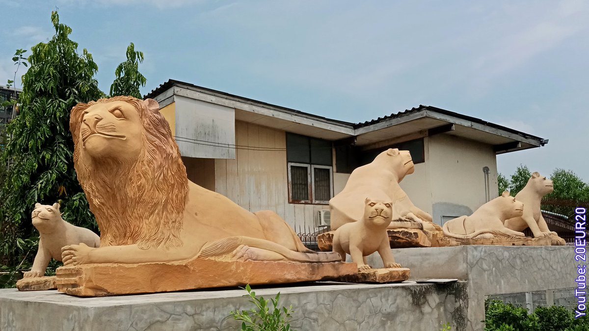 😏 
#Bangkok #LionSculpture