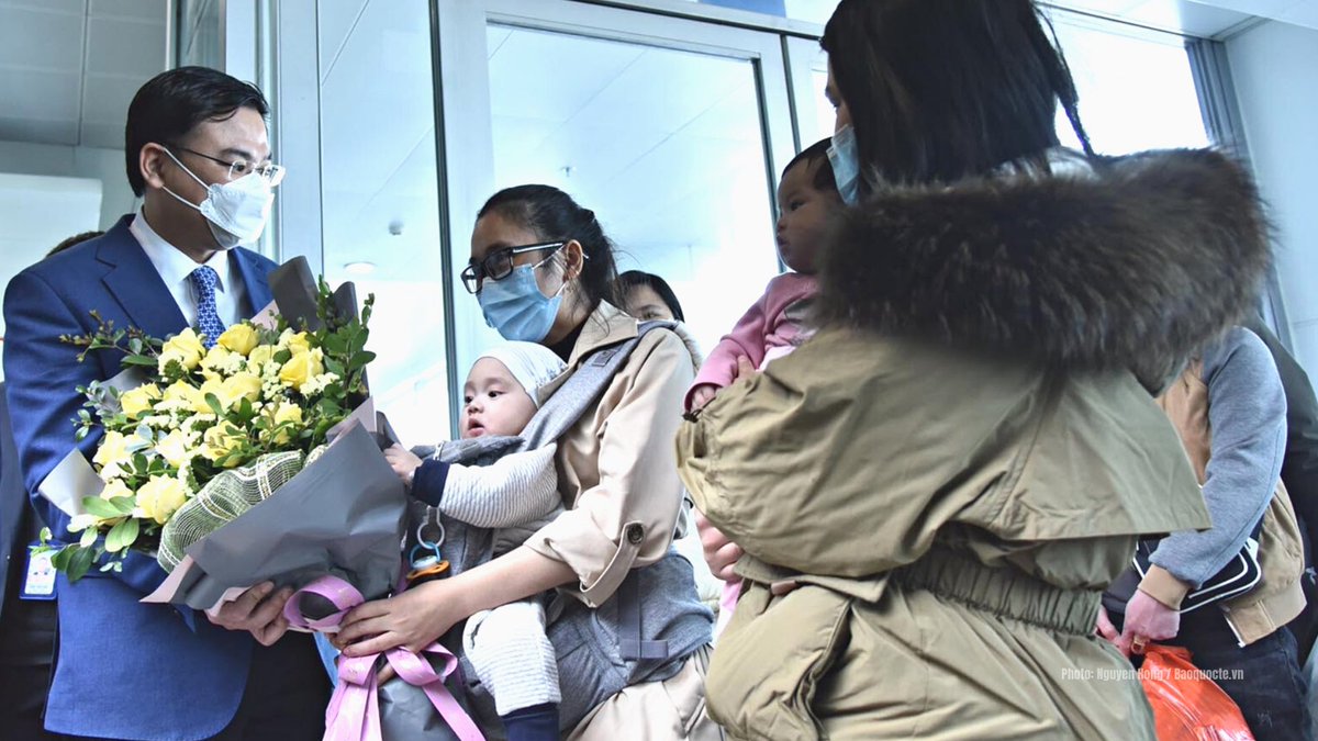 With Embassies' effort, 287 of our fellow Vietnamese citizens, including 14 children, have been evacuated from Ukraine via Bucharest, Romania, and arrived home save and sound.