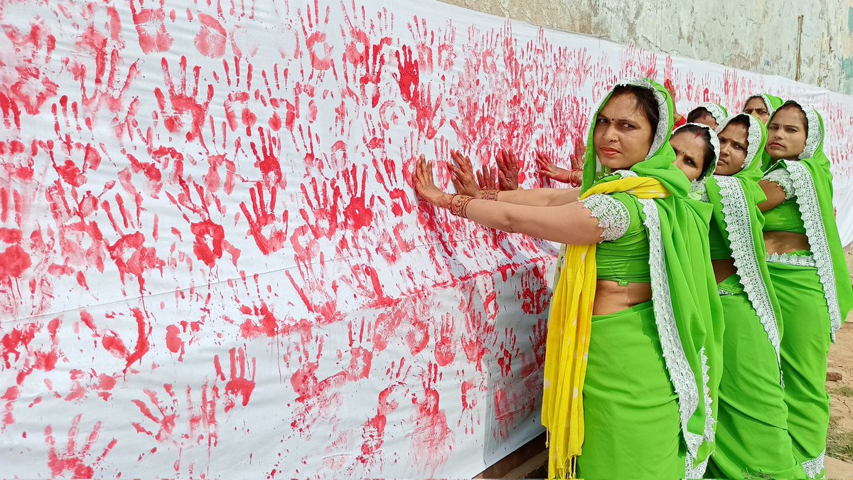 manjari_org's tweet photo. Marking their presence at the event by putting handprint at the #WallOfPride 
The program is being celebrated across 14 Districts of Rajasthan, UP, MP and UK
#BreakTheBias 
#MainBhiUdhyami 
#InternationalWomensDay2022 

@FreshKatori @unwomenindia @PRADAN_India https://t.co/lv6wxqUvlt