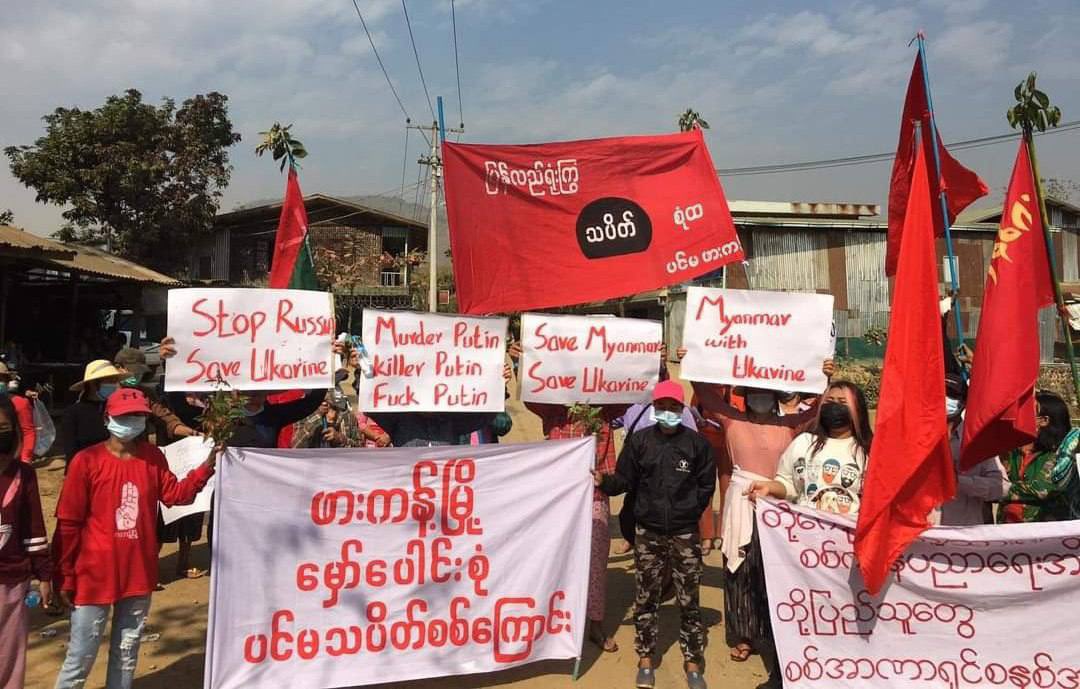 MTPHmue's tweet photo. Anti-coup coalition strike in Kachin's Hpakant Twp  and in support of KIA, PDF and @NUGMyanmar despite #InternetShutdowns . 🪧 #2022Mar8Coup #WarCrimesOfJunta #WhatsHappeningInMyanmar https://t.co/Zt0DzNOoMf
