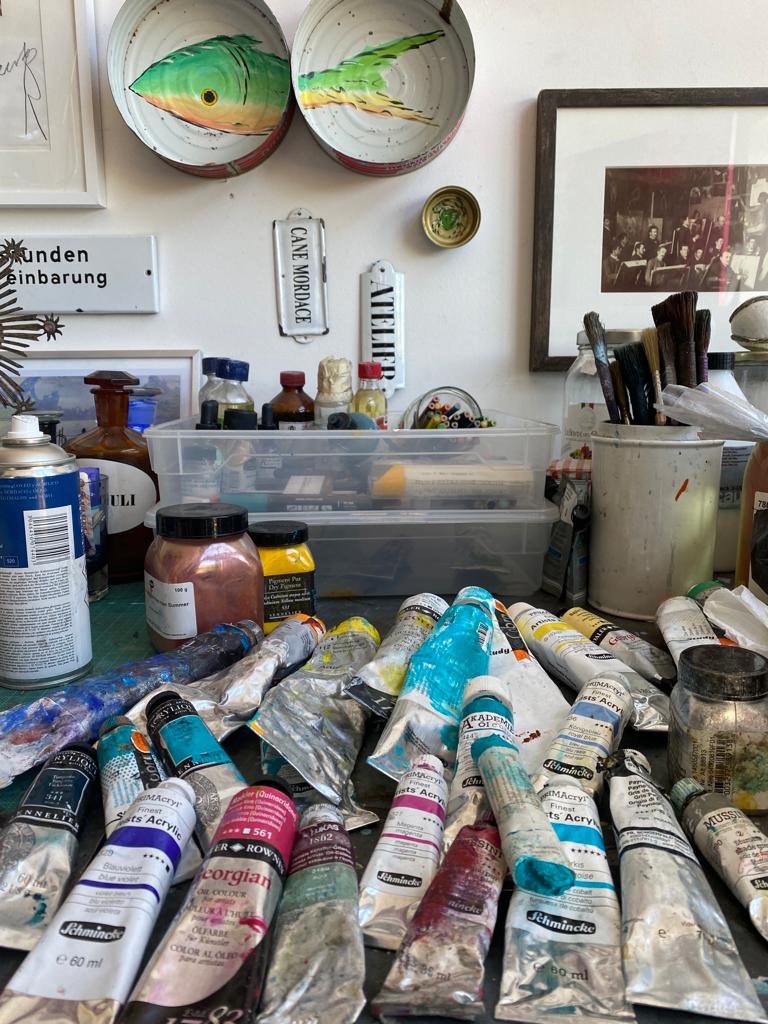 RalphGelbert's tweet photo. Continuing to prepare for my upcoming exhibitions while getting the garden ready for Springtime with my @MajolikaMK gilded garden bowls. #Pfalz #Weimaraner #Studio #Frühling #LandscapeArt #Vintage #Paintings https://t.co/HGuofzkXnp