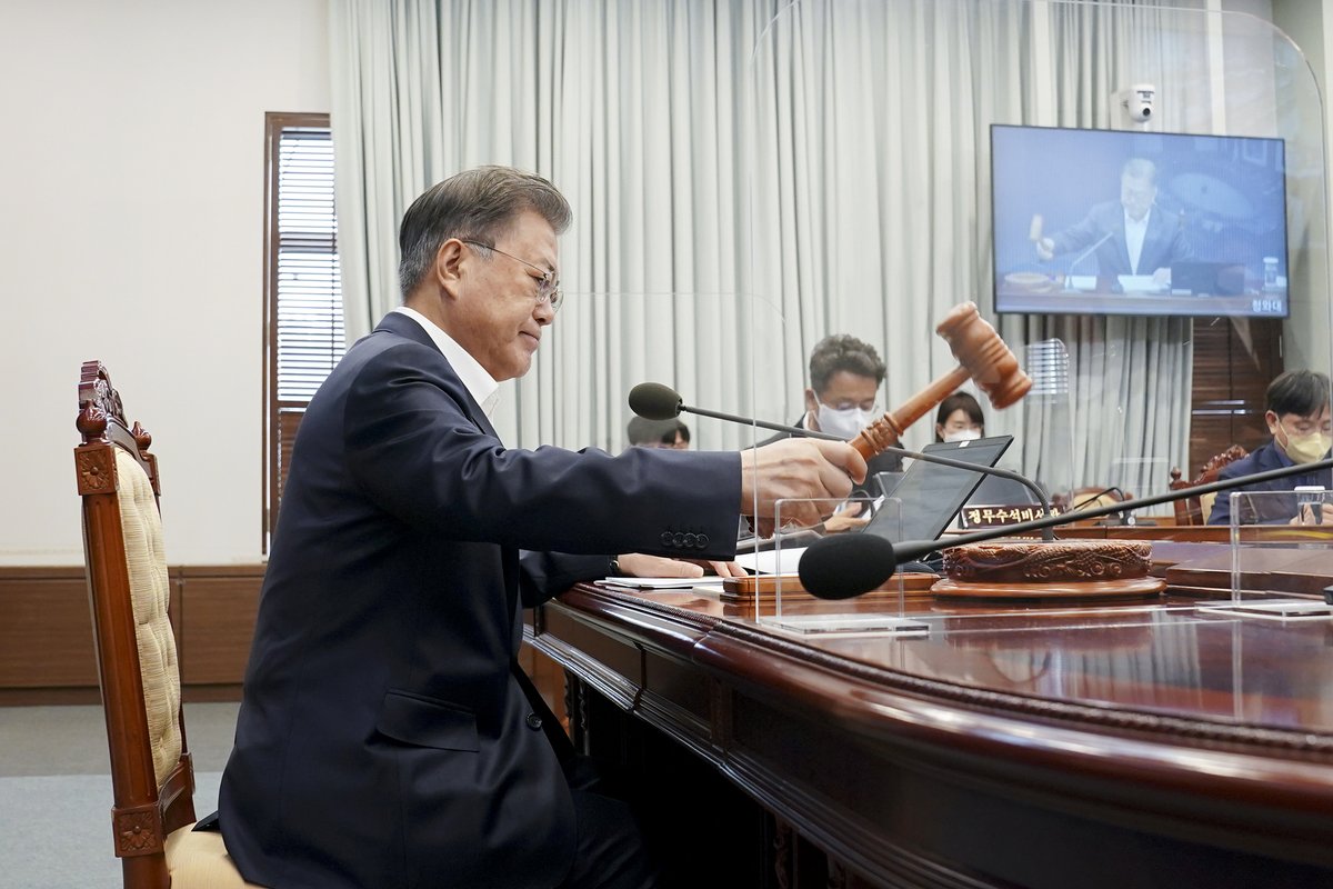 선관위는 개표가 끝나는 순간까지
투개표 관리에 한치의 소홀함도 없도록
최선을 다해주실 것을 당부드립니다.
특히, 사전투표 관리에서 드러난
문제점을 교훈으로 삼아,
모든 가능성에 대비하여 확진자들의
투표권 보장에 빈틈이 없도록
해주시기 바랍니다.