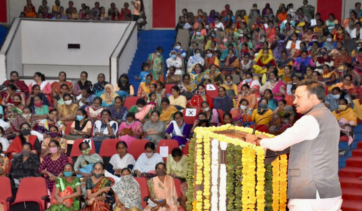 નડિયાદ ખાતે "વિશ્વ મહિલા દિન” નિમિતે શ્રી <a href="/patel_nayanaben/">Nayanaben Patel</a> અને ખેડા જિલ્લાના મહિલા પદાધિકારીઓની ઉપસ્તીથીતીમાં નારીના ઉત્કર્ષના ઉમદા હેતુથી જિલ્લા કક્ષાના કાર્યક્રમમાં વિવિધ યોજના હેઠળ મહિલા લાભાર્થીઓને લાભ વિતરણ અને ઉત્કૃષ્ઠ કામગીરી કરનાર બહેનોને સન્માનિત કરવાની તક મળી
#Womensday