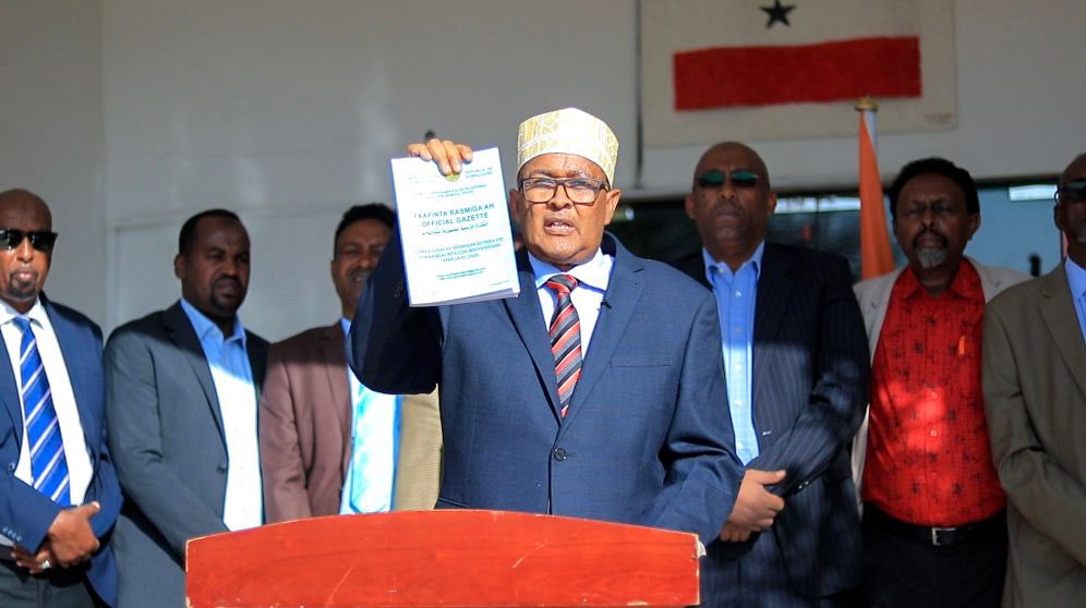 Abdirahmanirro's tweet photo. Ma dhacayso Xisbiyo urruro noqonaya, mana suurtoobayso Urruro ka qeyb gali doona Doorashada Madaxtooyada ee 13ka November 2022, cid awood u leh muddo xileedka Axsaabta in ay maalin ka dhinto ma jirito sida aanay suurtogal u ahayn in muddo xileedka Madaxweynaha maalmo laga dhimo. https://t.co/8pCoVVXo7O