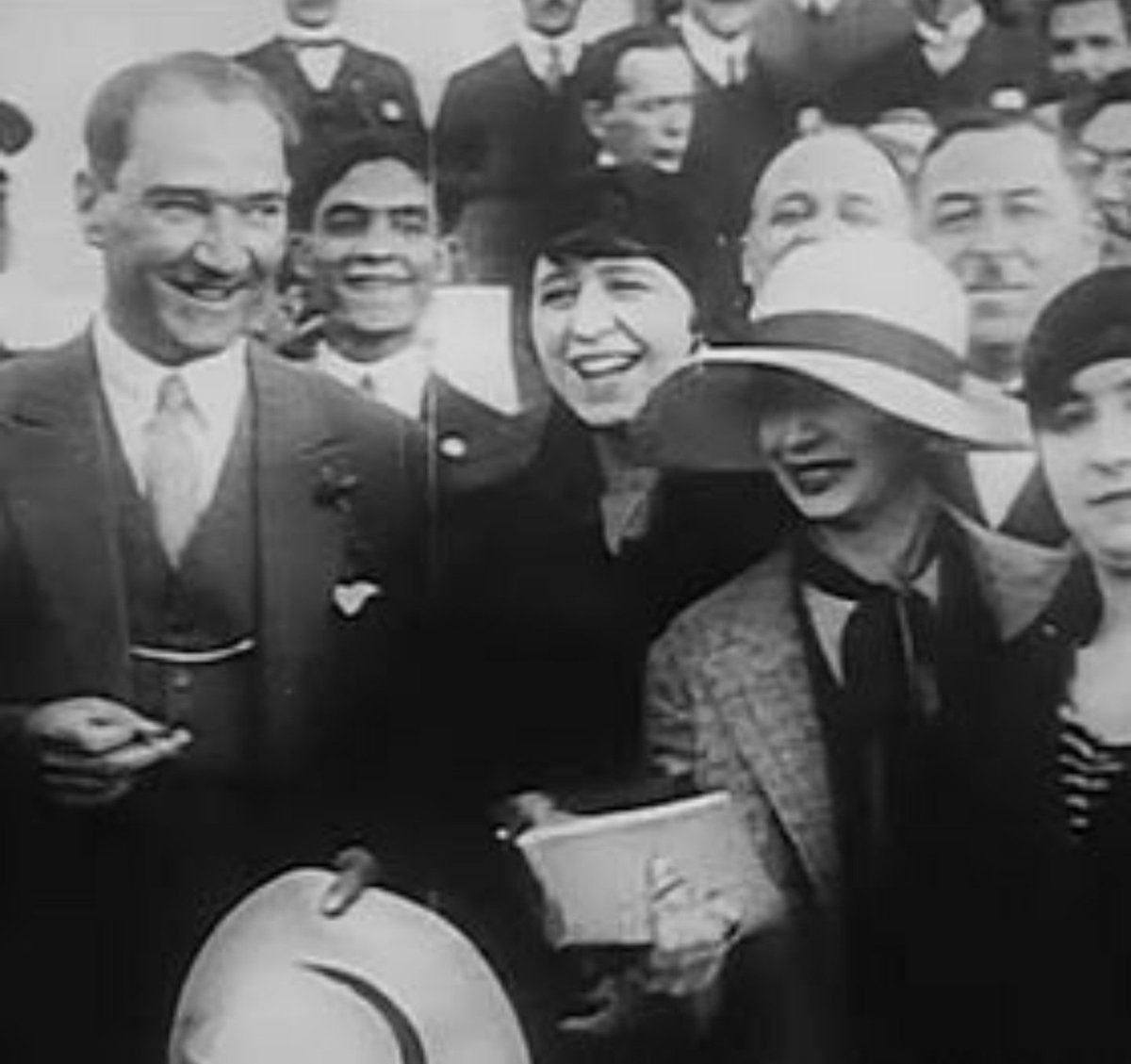 “Bir toplum, cinslerden yalnız birinin yüzyılımızın gerektirdiklerini elde etmesiyle yetinirse, o toplum yarı yarıya zayıflamış olur. Bizim toplumumuzun uğradığı başarısızlıkların sebebi, kadınlarımıza karşı ihmal ve kusurdur.”

Mustafa Kemal Atatürk

#8Mart