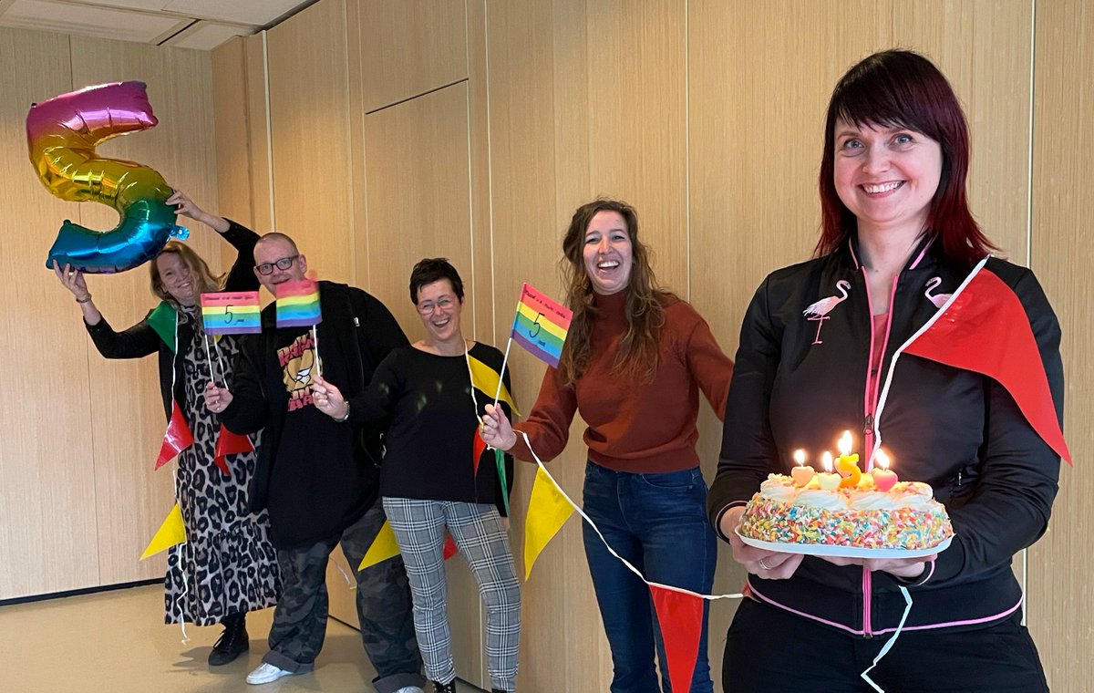 LeukeSeks's tweet image. Volgend jaar willen we natuurlijk weer zo'n gezellige foto, en met jou vieren dat we weer een jaartje langer bestaan! Help ons daarbij en doneer een (groot of klein) bedrag aan de stichting zodat wij ons werk voort kunnen zetten. 
👇
maandvandeleukeseks.nl/doneer/
Héél erg bedankt!