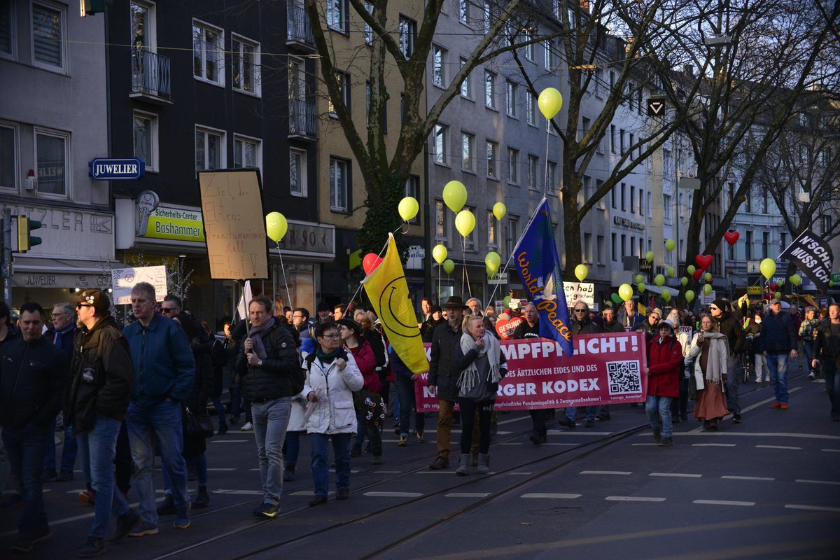 InfoportalDUS's tweet photo. Inhalte mit antisemitischen Konnotationen waren auf mehreren Schildern zu sehen.
„Von Eliten regiert - von Medien manipuliert“, stand auf dem Schild einer Frau.
Ein Mann trug ein Schild mit der Aufschrift „Ziel der Eliten = Transhumanismus statt Freiheit“.
#dus0503 https://t.co/98sKLGuRQs