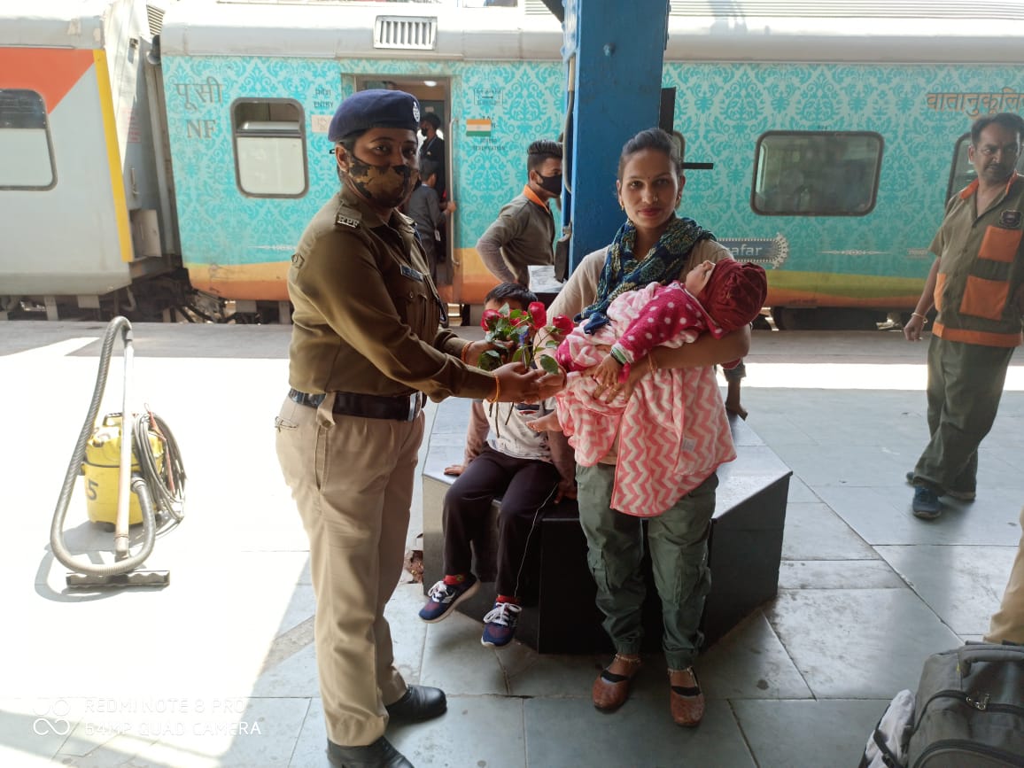 drm_kir's tweet photo. Empowered Women of Indian Railways!

Best Wishes to all our sisters who work shoulder to shoulder in all fields with men.
“HAPPY INTERNATIONAL WOMEN’S DAY-2022”
#InternationalWomensDay #NariShakti https://t.co/L0rRyoEcZq