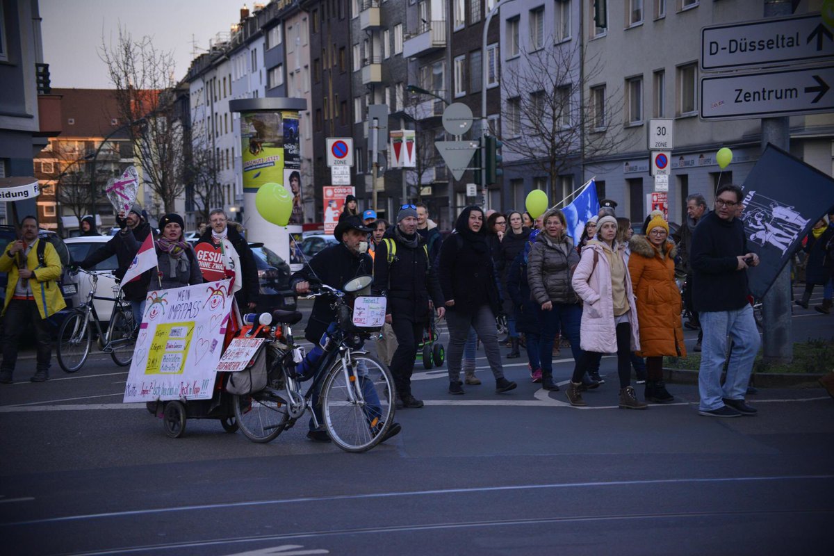 InfoportalDUS's tweet photo. Auf einer Fahne war die Strippenzieher*innen-Marionetten-Symbolik zu sehen.
Die mRNA-Impfstoffe seien Massenmord, behauptete ein Mann auf seinem Schild.
Während der Demo rappte Reichsbürger Sascha Vossen div. Verschwörungserzählungen. Ein Mann sang „Wir sind 99 Prozent“. #dus0503 https://t.co/ldgJ2kKyDw