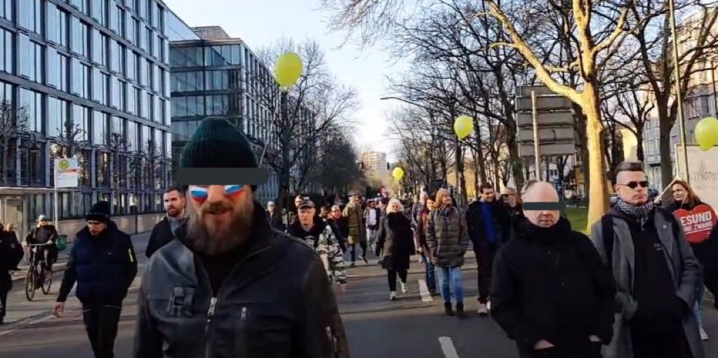 InfoportalDUS's tweet photo. Mehrere Teilnehmende der „APO Düsseldorf“-Demo präsentierten russische Fahnen.
Auf einem Schild wurde die antisemitische Erzählung vom „Great Reset” bedient.
Außerdem wurden Desinformationen über Impfungen und Pandemie verbreitet und extrem rechte Medien beworben. #dus0503 https://t.co/BNHeWlKyEx