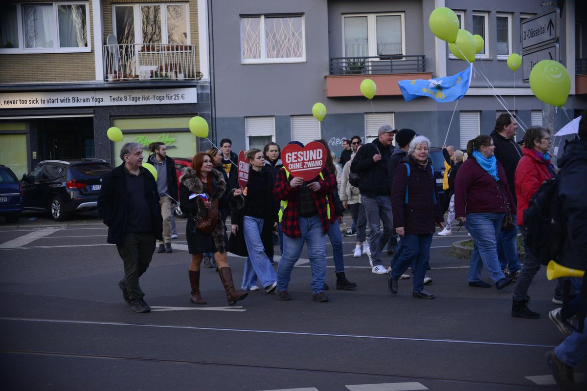 InfoportalDUS's tweet photo. Mehrere Teilnehmende der „APO Düsseldorf“-Demo präsentierten russische Fahnen.
Auf einem Schild wurde die antisemitische Erzählung vom „Great Reset” bedient.
Außerdem wurden Desinformationen über Impfungen und Pandemie verbreitet und extrem rechte Medien beworben. #dus0503 https://t.co/BNHeWlKyEx