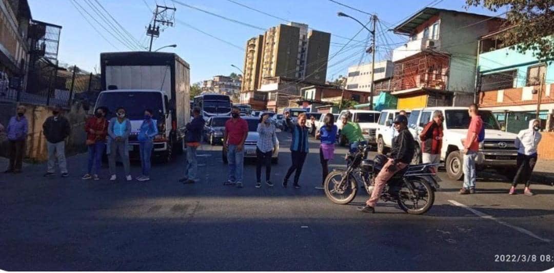 8:34am #AHORA #Miranda | Por segundo día consecutivo, vecinos de La Matica, en #LosTeques, protestan en la carretera #Panamericana exigiendo servicio de agua, tras dos meses de sequía en sus vivienda #SinAgua #8mar - vía <a href="/polita26/">Pola Del Giudice</a> elpitazo.net