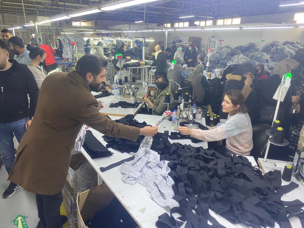 AkGenclikKars's tweet photo. Gençlik Kolları Başkanımız Fatih Bayrambey Ve Kadın Kolları Başkanımız Zelal Sara Ak-Pol Tekstil Firmasında Çalışan Kadınlarımızı ziyaret ederek çiçek takdiminde bulundular. https://t.co/kSzmzlvOxP