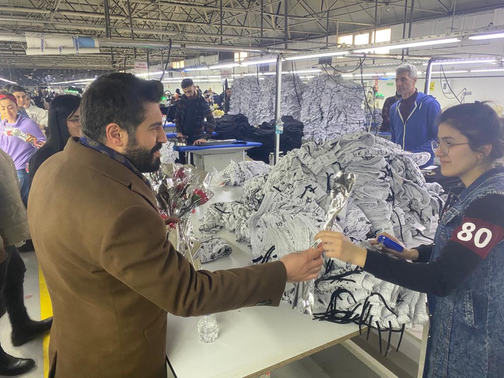 AkGenclikKars's tweet photo. Gençlik Kolları Başkanımız Fatih Bayrambey Ve Kadın Kolları Başkanımız Zelal Sara Ak-Pol Tekstil Firmasında Çalışan Kadınlarımızı ziyaret ederek çiçek takdiminde bulundular. https://t.co/kSzmzlvOxP