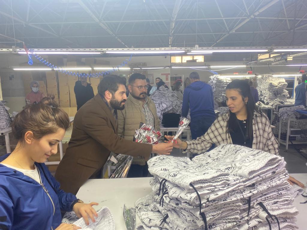 AkGenclikKars's tweet photo. Gençlik Kolları Başkanımız Fatih Bayrambey Ve Kadın Kolları Başkanımız Zelal Sara Ak-Pol Tekstil Firmasında Çalışan Kadınlarımızı ziyaret ederek çiçek takdiminde bulundular. https://t.co/kSzmzlvOxP