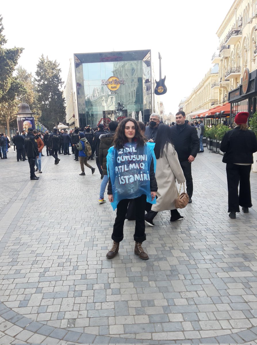HavaKarbon's tweet photo. Batikamın içinə pul, telefon qoymuşam ki, birdən tutub sürüyərlər. Həyatımda bu qədər sivil aksiya görməmişəm. Şəhəri belə gəzmişəm.))) https://t.co/58r47rq72z