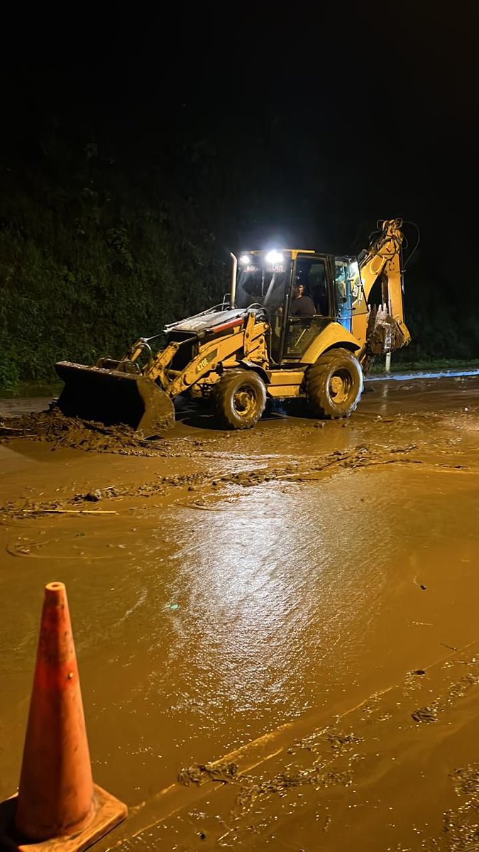 paulramirez1991's tweet photo. Duro invierno golpea la provincia del #Cañar en la madrugada de hoy se atendieron deslizamientos en el sector de Javín y La Delicia de la vía Zhud-Cochancay. Nuestro compromiso siempre será mantener la vía en perfectas condiciones sin embargo tomar las debidas precauciones. https://t.co/0T0YuLCLUK