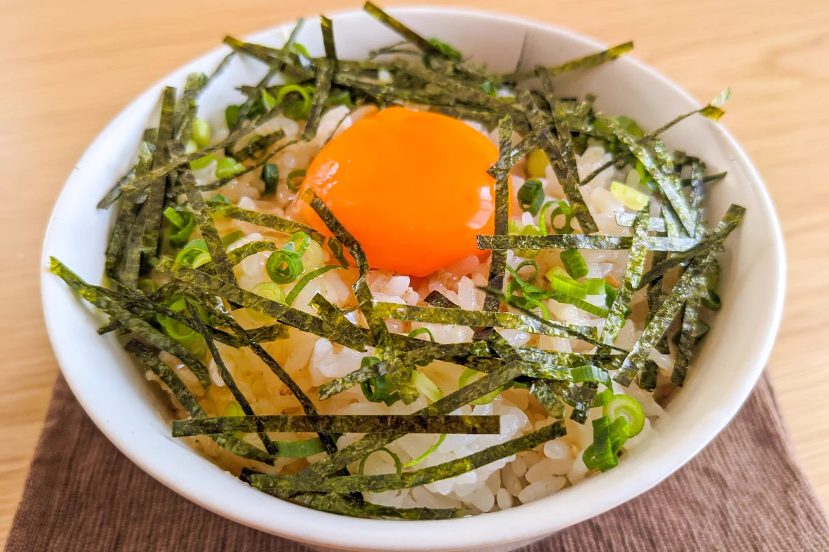 ごま油などを使った中華風の味付けが美味しそう！簡単でお手軽な「卵かけご飯」レシピ！