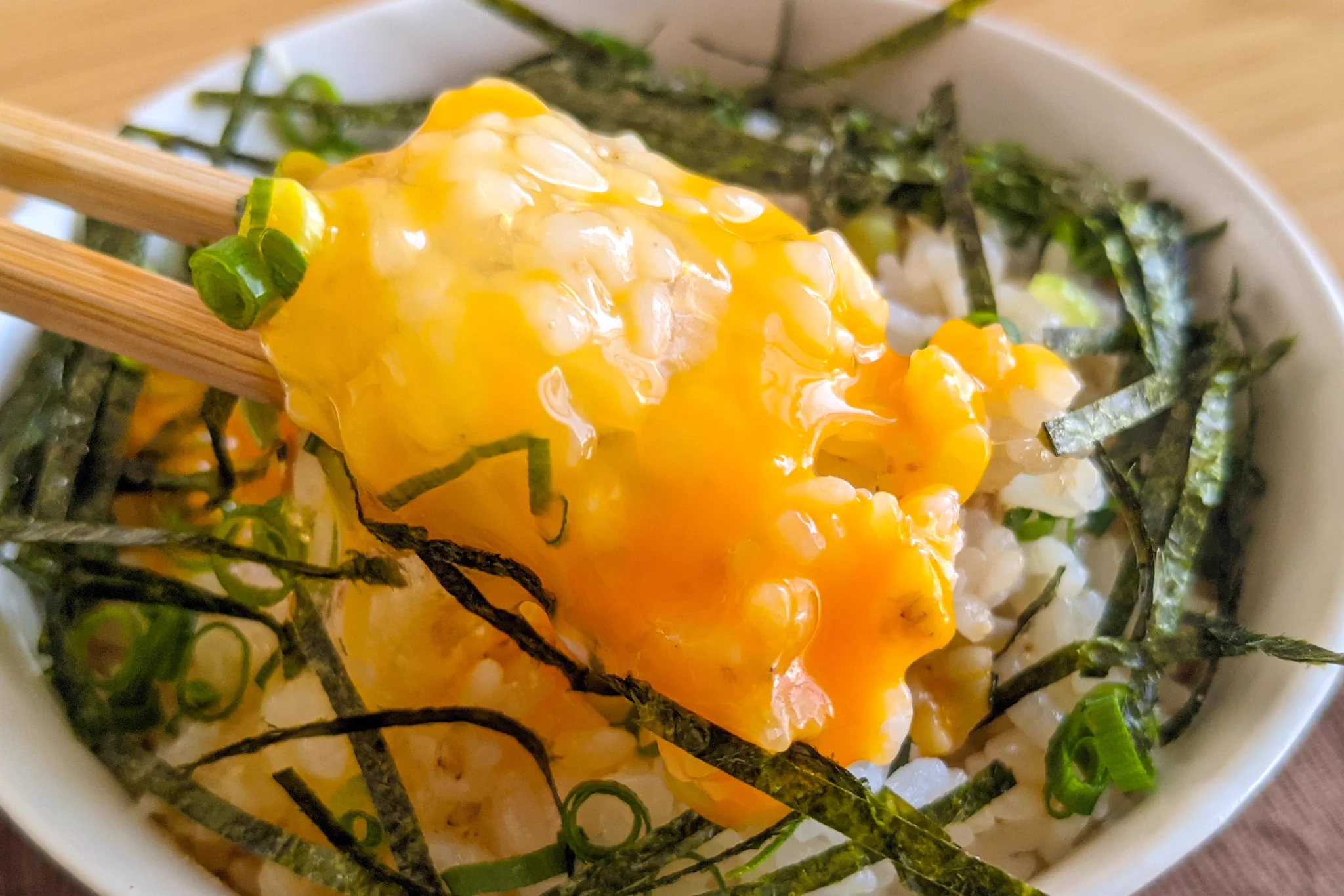 ごま油などを使った中華風の味付けが美味しそう！簡単でお手軽な「卵かけご飯」レシピ！