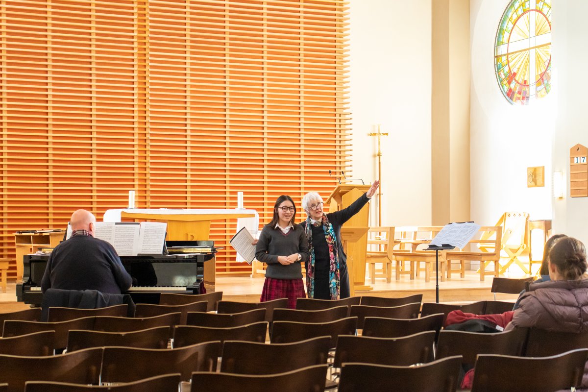 QueenMargarets's tweet photo. Delighted to welcome Mrs Sandra Dugdale yesterday to give vocal masterclasses to our A Level singers &amp; Choral Scholars.
Sandra is Senior Vocal Tutor at the Royal Northern College of Music and a world-class soprano. 
She gave invaluable advice and guidance!
@QM_MUSIC @rncmlive https://t.co/0emNbweO90