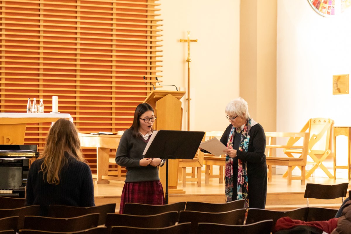 QueenMargarets's tweet photo. Delighted to welcome Mrs Sandra Dugdale yesterday to give vocal masterclasses to our A Level singers &amp; Choral Scholars.
Sandra is Senior Vocal Tutor at the Royal Northern College of Music and a world-class soprano. 
She gave invaluable advice and guidance!
@QM_MUSIC @rncmlive https://t.co/0emNbweO90