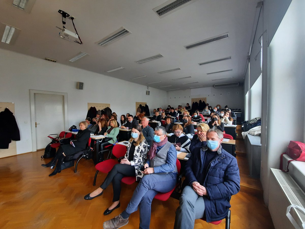 Približavamo se samom kraju projekta! 😀 
Jedna od završnih aktivnosti je okrugli stol za ravnatelje OO ustanova da bi se predstavio izrađeni prijedlog programa Poslijediplomskog specijalističkog studija za ravnatelje OO ustanova.
😎