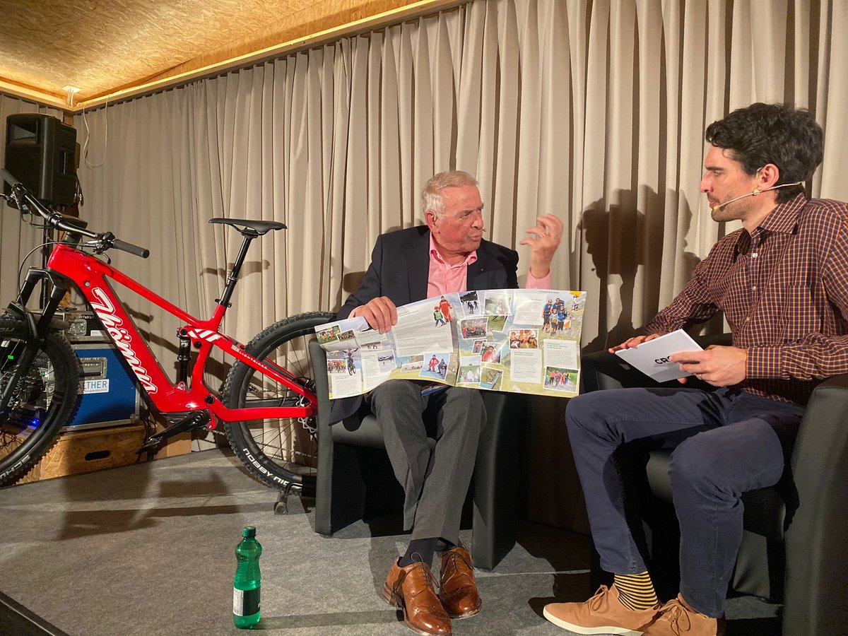 chregirocha's tweet photo. Eine grosse Ehre und ein wahres Vergnügen. 
Gestern an der Eröffnung der Veloexpo von @thoemus mit Alt-Bundesrat Adolf Ogi einen rund einstündigen, spannenden und inspirierenden Talk führen zu dürfen. 🙏🏼 
#moderator #moderation #talkmaster #adolfogi #thoemus #freudeherrscht https://t.co/8qsxykXR4I