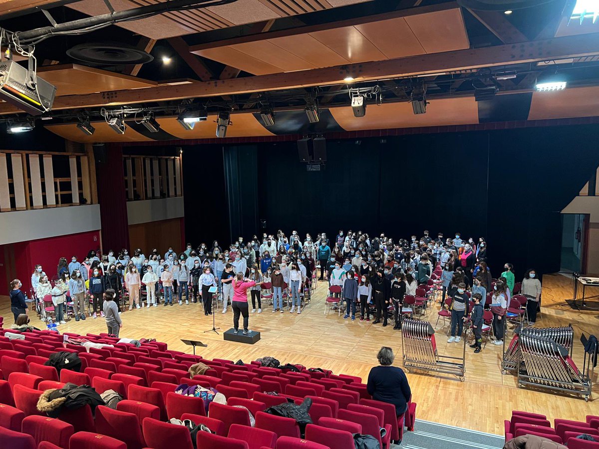2 ans sans répétition et nous revoilà sur scène !
Les élèves sont ravis !
#vienschanteravecnous
<a href="/BedelCollege/">Collège M Bedel</a> <a href="/ChoraleJoachim/">Collège Joachim Du Bellay-LOUDUN-EMCC</a> @collegealambert