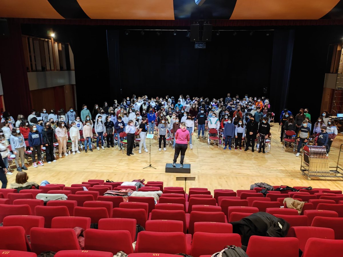 YesWeCHAM's tweet photo. 2 ans sans répétition et nous revoilà sur scène !
Les élèves sont ravis !
#vienschanteravecnous
@BedelCollege @ChoraleJoachim @collegealambert https://t.co/LiUZKswxQT